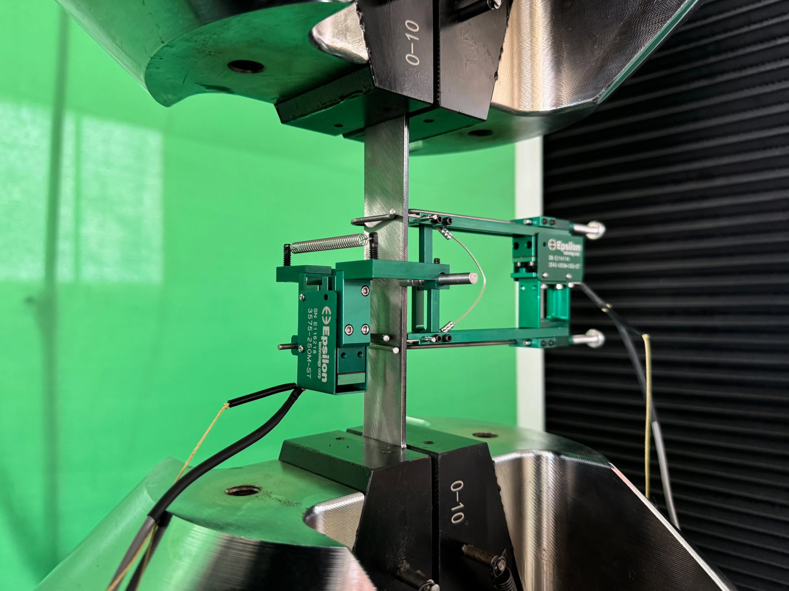 Standard and Transvers Epsilon Extensometer on a Flat Tensile Specimen